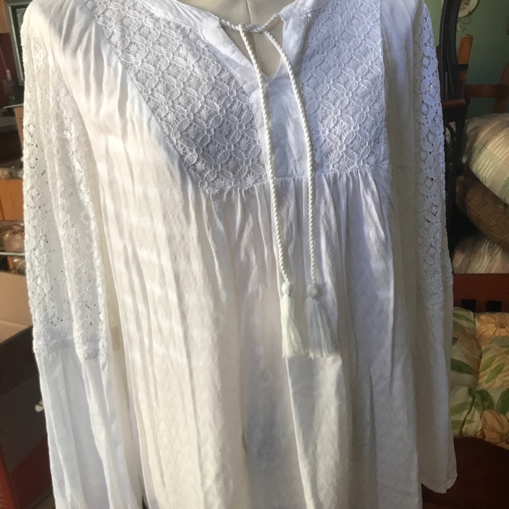 Women’s white long bell sleeve wide bottom top -L